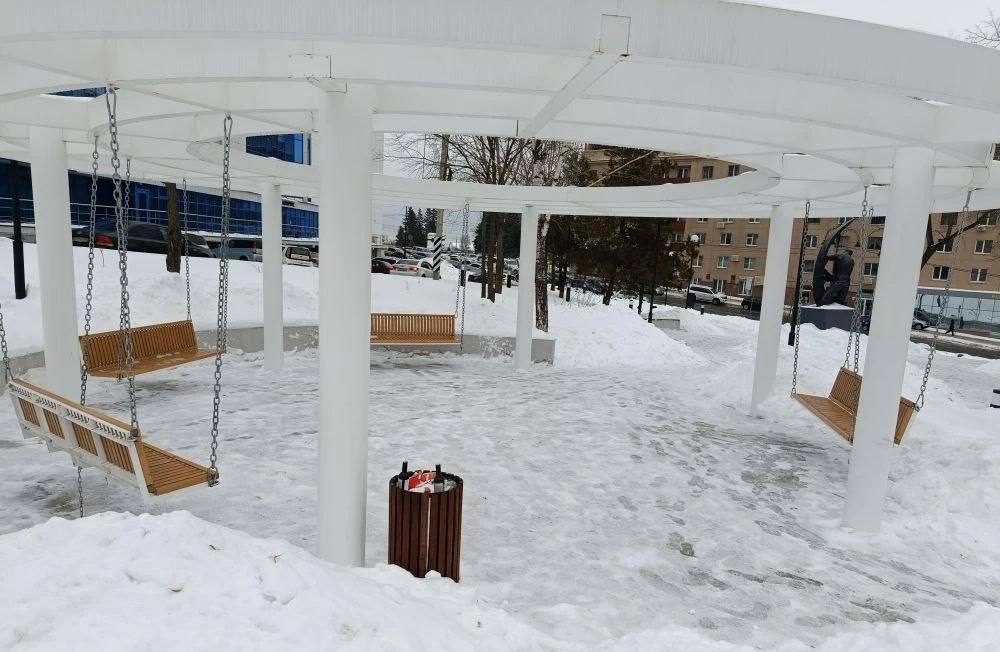 Скверы и парки в Курске остались неубранными