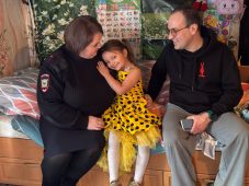 В Курской области сотрудники полиции и общественники подарили 6-летней девочке кровать