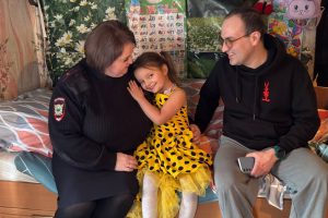 В Курской области сотрудники полиции и общественники подарили 6-летней девочке кровать
