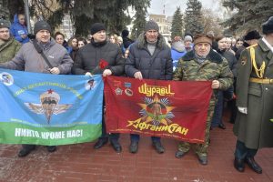 Выходили с развёрнутыми знамёнами