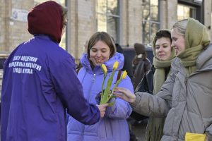 Волонтеры поздравили женщин с 8 Марта на улицах Курска