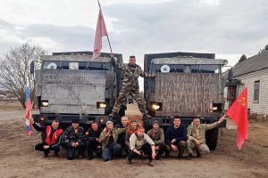 Плечом к плечу