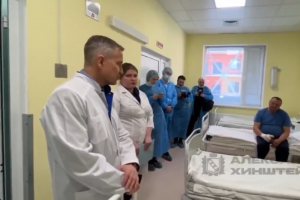 Александр Чепик навестил пострадавших во время обстрела в Хомутовском районе Курской области