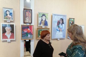 В Курске открылась выставка женских портретов «Всё в ней гармония, все диво…»