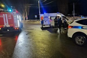 В Курске после ночного ДТП спасатели деблокировали двоих человек