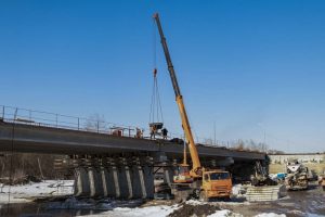 На проспекте возводят мост