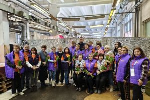 Евгений Лобов поздравил курских девушек-волонтёров с 8 марта