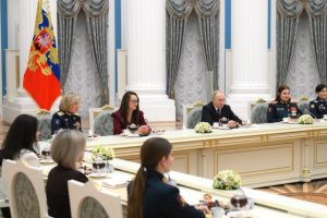 Президенту представили документальный фильм «Женщины-герои: Курск»