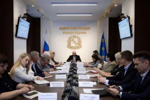 Мэр Курска поручил проверить гаражи, торговые объекты и заборы после объезда городских округов