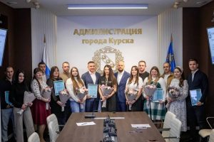 В Курске десять молодых семей получили сертификаты на улучшение жилья