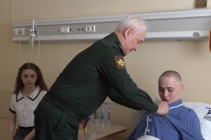 Министр обороны вручил медаль «Золотая Звезда» рядовому Сергею Ярашеву