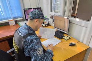 Нарушительница спряталась в диване