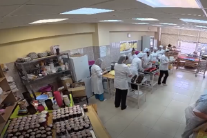 Курские студенты передали куличи военнослужащим