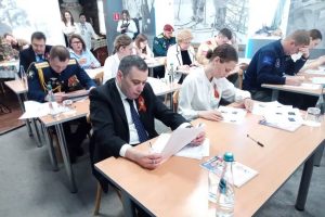 Губернатор Курской области Александр Хинштейн написал «Диктант Победы»