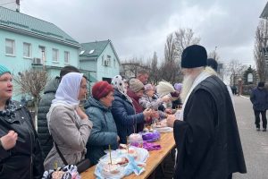 В курских храмах началось освящение пасхальных яиц и куличей