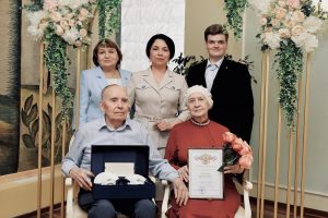 В Курске наградили супружеские пары по случаю золотых и бриллиантовых свадеб