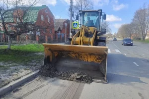 В Курске улицы убирают 75 сотрудников подрядных организаций