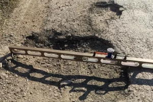 Прокуратура требует отремонтировать дороги в Мантуровском районе Курской области