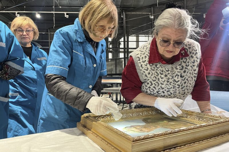 Курск встречает реликвии