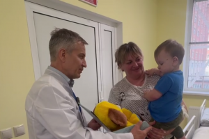 Александр Чепик навестил в облбольнице пострадавших от атак ВСУ курян