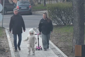 В Курске в парке Пионеров сломались детские качели