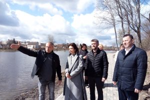 Олеся Дворцова проверила благоустройство и ремонт объектов в Медвенском районе Курской области