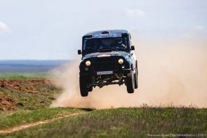 Щигровский гонщик победил на первом этапе Кубка России «Дикий тюльпан» в Калмыкии