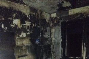 В Курской области пожарные спасли человека из горящей квартиры