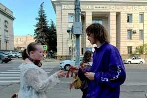 В Курске волонтеры продолжают раздавать георгиевские ленты