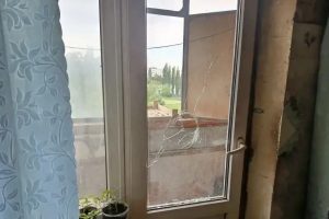 В Курске обломки беспилотника повредили многоквартирный дом и машины