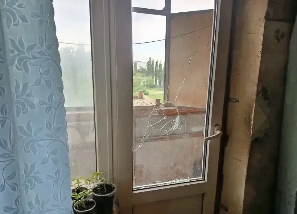 В Курске обломки беспилотника повредили многоквартирный дом и машины