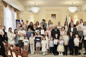 В Курске к международному Дню семьи провели регистрации браков и чествования юбиляров
