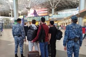 Четверо граждан Казахстана покинули Россию под контролем курских приставов