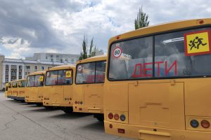 Школам Курской области передали 23 новых автобуса