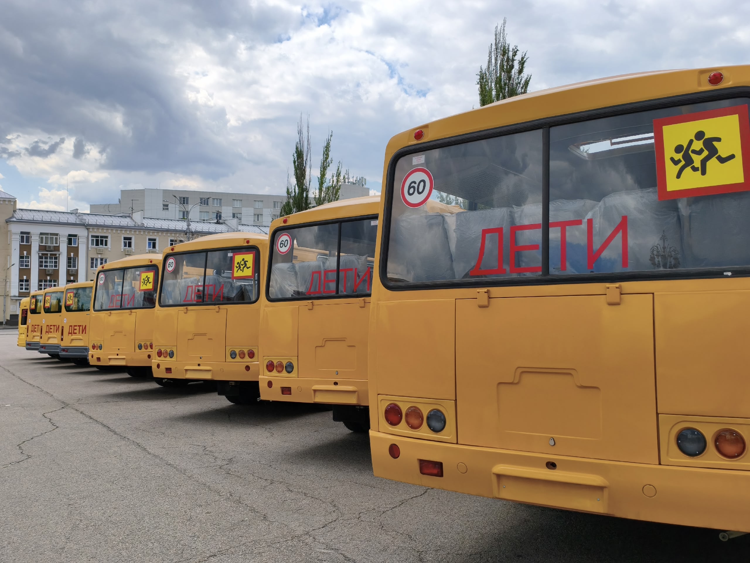 Школам Курской области передали 23 новых автобуса