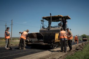 В Курской области по нацпроекту ремонтируют дорогу к памятникам героям войны
