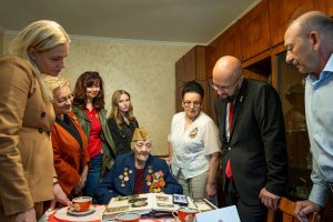 В Курске поздравили ветерана Анну Волковскую с Днём Победы