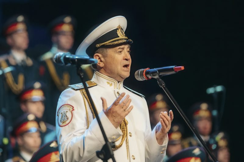 Песни «Священная война» и «День Победы» слушали стоя