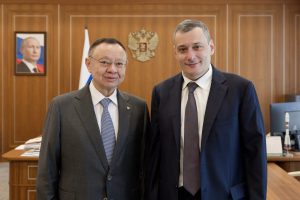 Губернатор Курской области в Москве встретился с главой Минстроя России