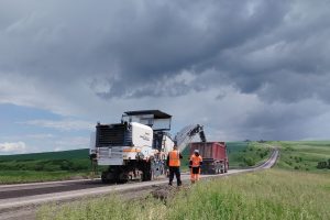 В Мантуровском районе Курской области начали ремонт дороги к памятнику природы