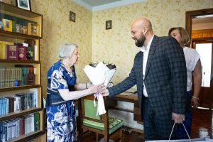 Евгений Маслов вручил удостоверение «Жителю блокадного Ленинграда» в канун Дня Победы