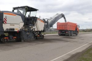 В Курской области по нацпроекту ремонтируют дорогу в Октябрьском районе