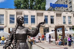 В Курске открыли скульптуру «Куряночка»