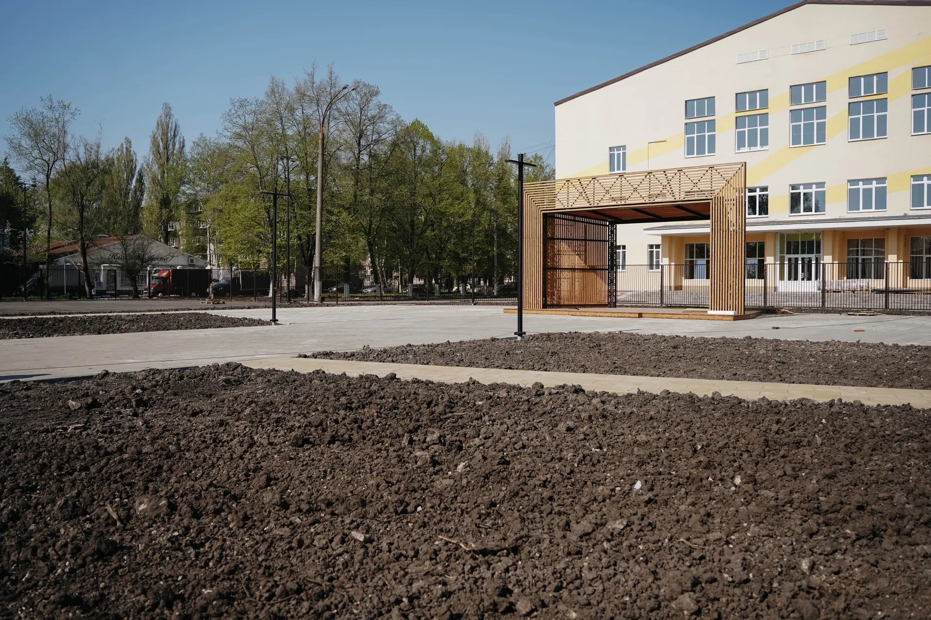 В Курске завершают благоустройство парка за Дворцом молодёжи