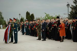 Губернатор Александр Хинштейн поздравил курян с Днём Победы