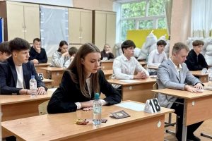 Александр Хинштейн поздравил 21 курского выпускника со 100 баллами на ЕГЭ