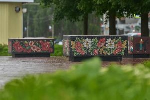Скамейки украсил суджанский узор
