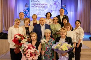 Курская областная больница наградила медиков премией «Герои в белых халатах»
