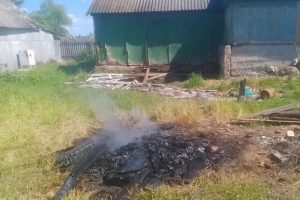 В Курской области при сжигании мусора загорелась кровля жилого дома