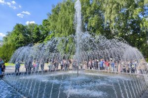 В курском парке у памятника Рокоссовскому запустили обновлённый фонтан